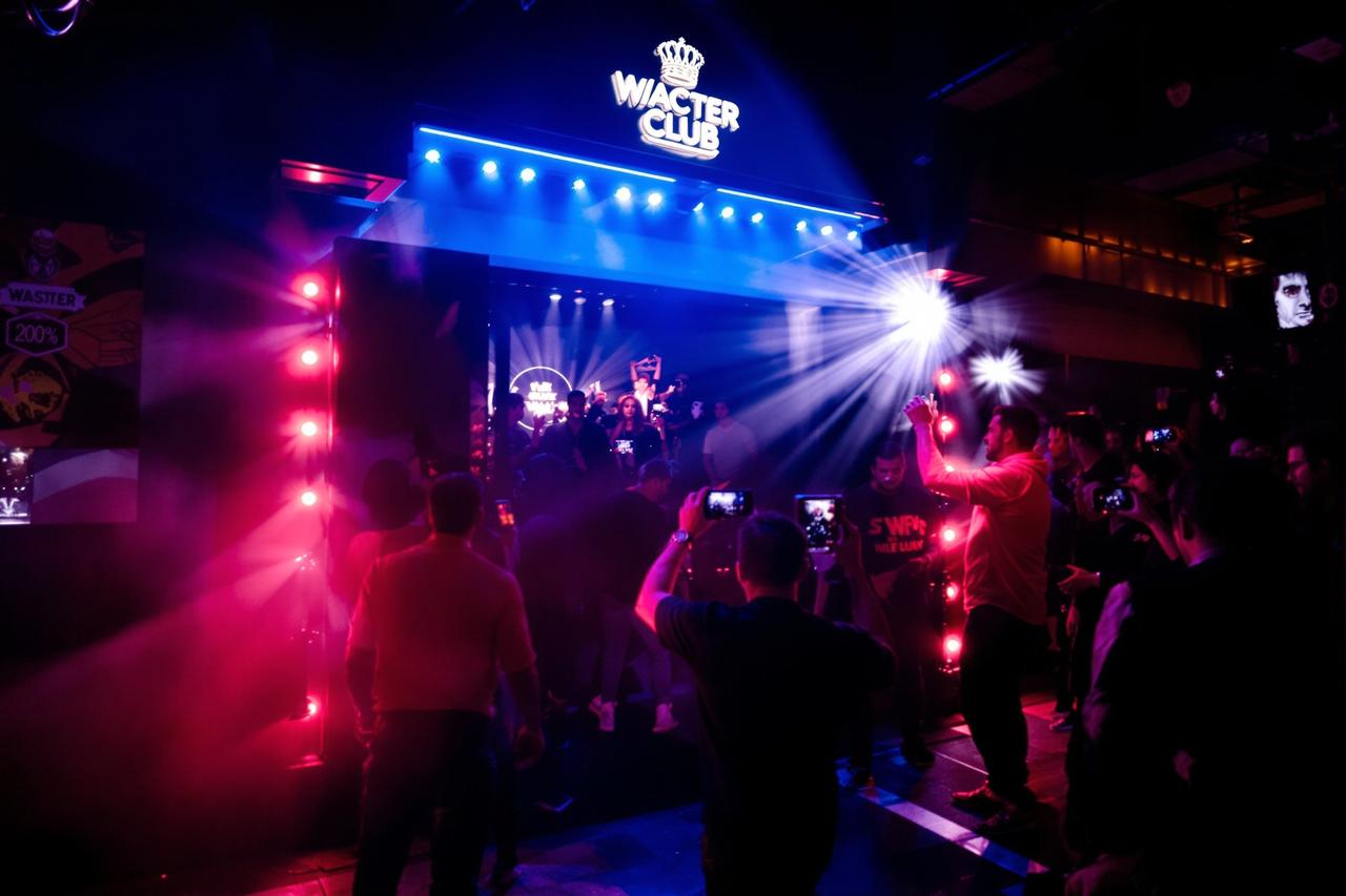 某顶流明星深夜被拍出入神秘会所，随行人员多达十余人